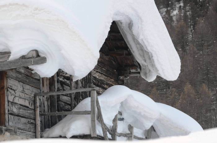 Neve sui tetti delle baite di Livigno